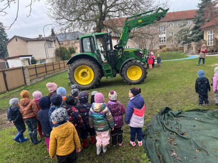 Na zahradu nám přijel traktor